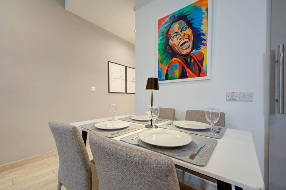 Bright open-plan studio with fully equipped kitchenette and dining space