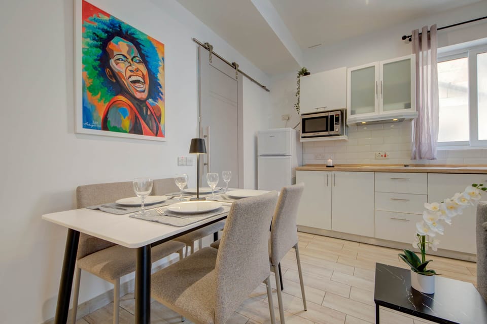 Fully equipped kitchenette and dining space