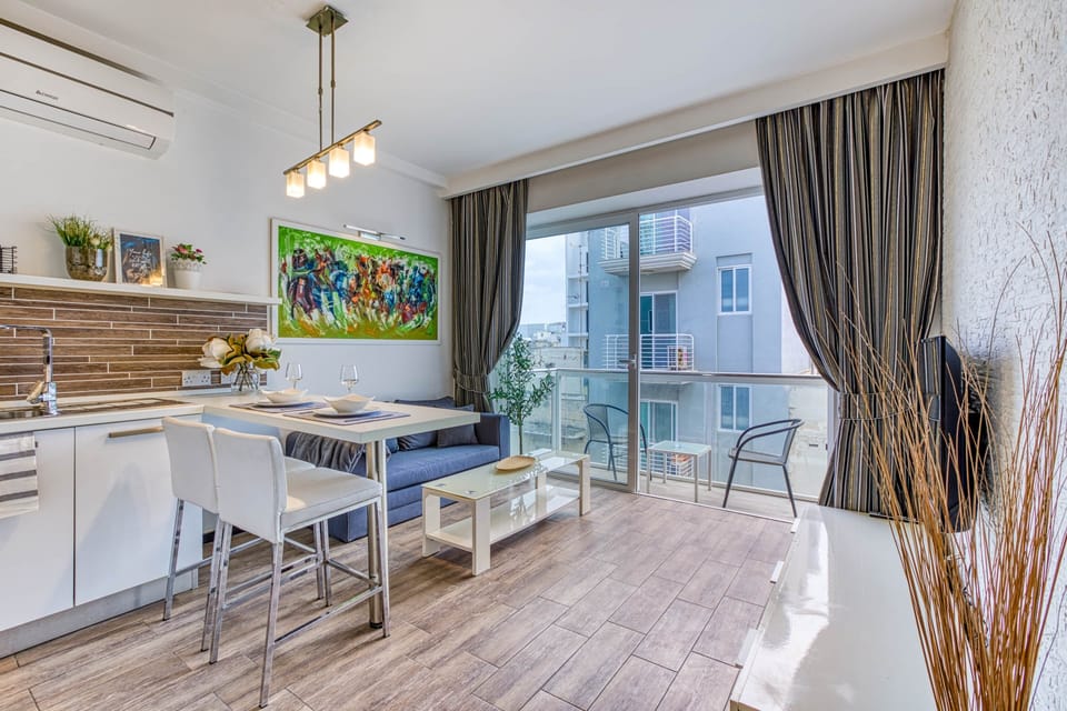 Bright open-plan studio with fully equipped kitchenette and dining space