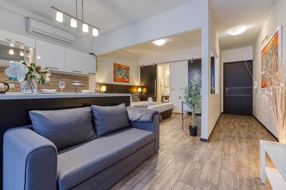 Bright open-plan studio with fully equipped kitchenette and dining space