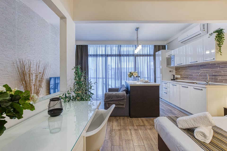 Bright open-plan studio with fully equipped kitchenette and dining space