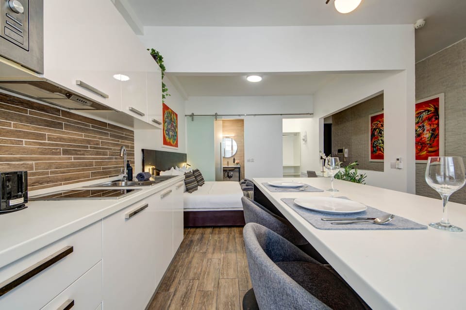 Bright open-plan studio with fully equipped kitchenette and dining space