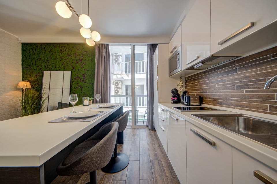 Fully equipped kitchenette and dining space