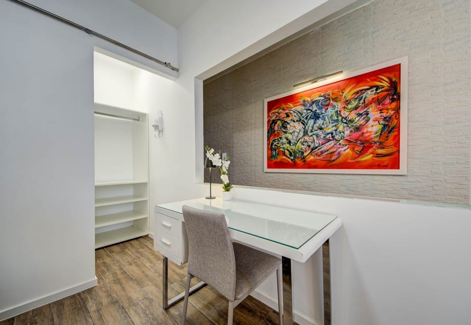 Bright open-plan studio with fully equipped kitchenette and dining space