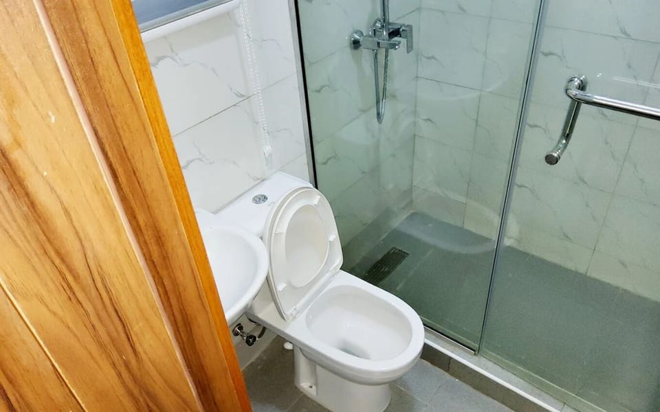 Deluxe Apartment, Balcony, City View | Bathroom | Towels, soap, shampoo, toilet paper