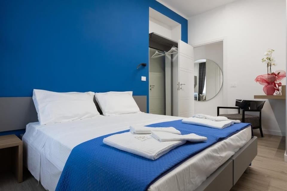 Double Room | In-room safe, blackout drapes, soundproofing, WiFi (free)