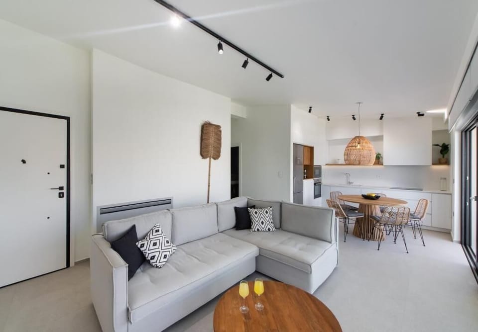 Deluxe Apartment, City View | Living area