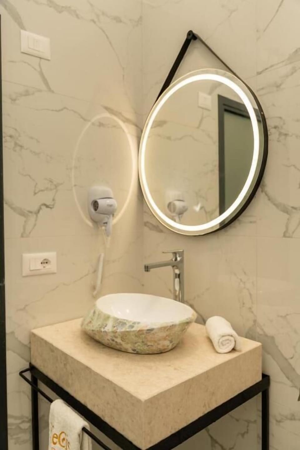 Deluxe Apartment | Bathroom | Free toiletries, towels, toilet paper