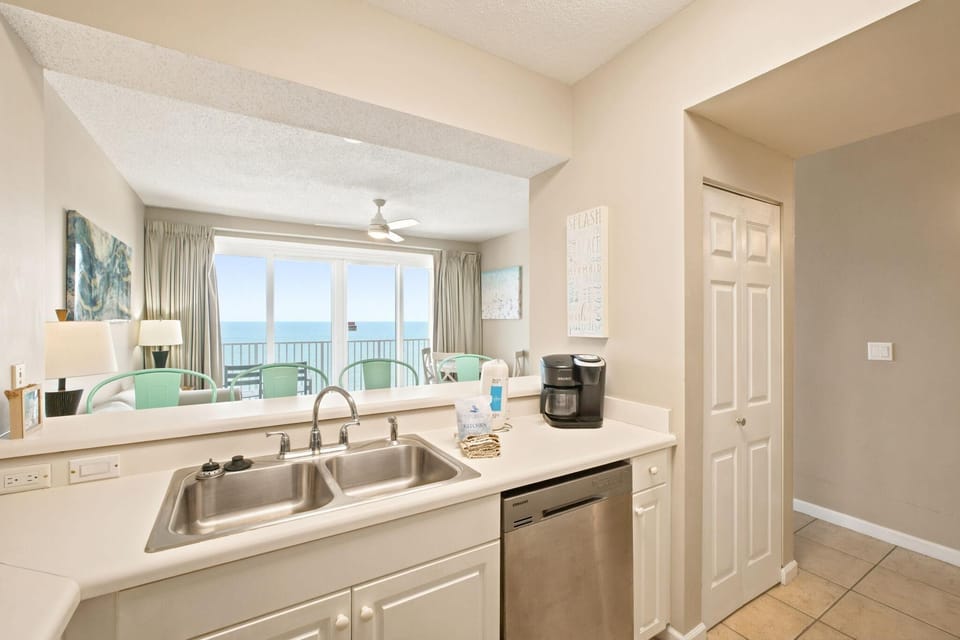 Condo, 1 King Bed with Sofa bed (Windemere 1004) | Private kitchen