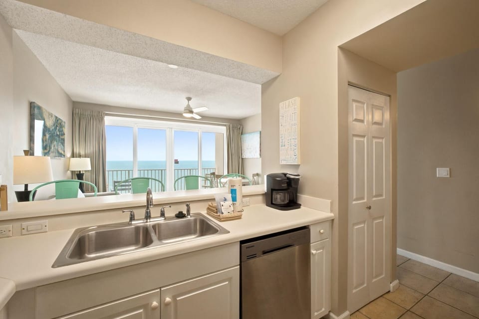 Condo, 1 King Bed with Sofa bed (Windemere 1004) | Private kitchen
