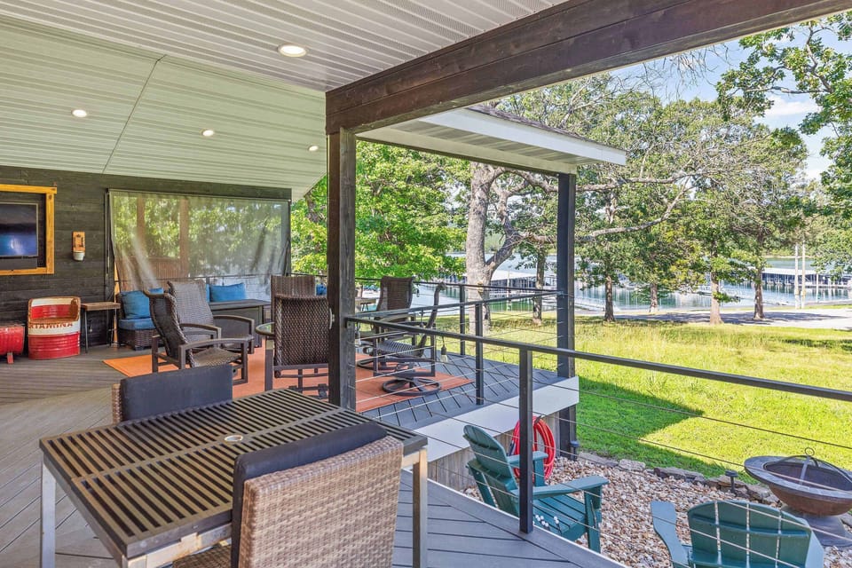 Extra large back deck overlooking Table Rock Lake