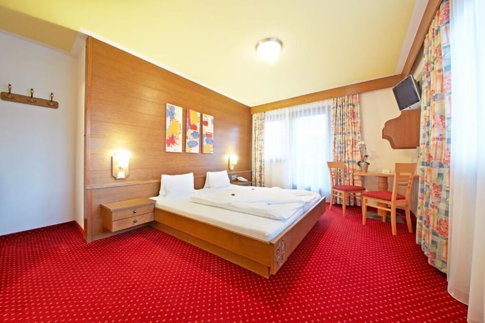 Double Room, Balcony, Mountain View | In-room safe