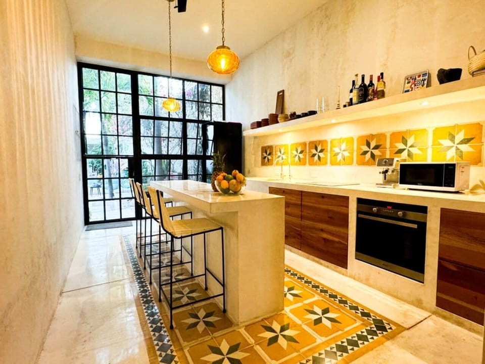 Full and spacious chef's kitchen