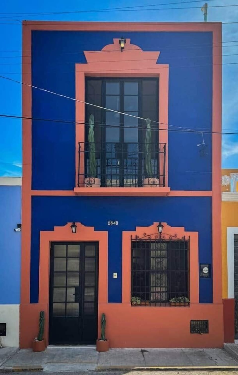 House facade with colors inspired by Casa Frida in CDMX.