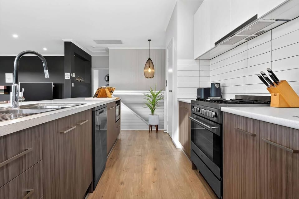 Cook with ease in the kitchen, where quality appliances, generous preparation space and thoughtful functionality make group catering simple.
