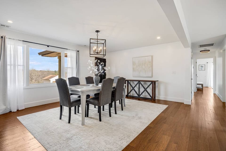 🍽️ Bright & Elegant Dining Room
Enjoy meals in this stylish dining space with seating for a group 🪑, large windows for natural light ☀️, and a warm, inviting feel. Perfect for gatherings, family dinners, and memorable moments. ✨