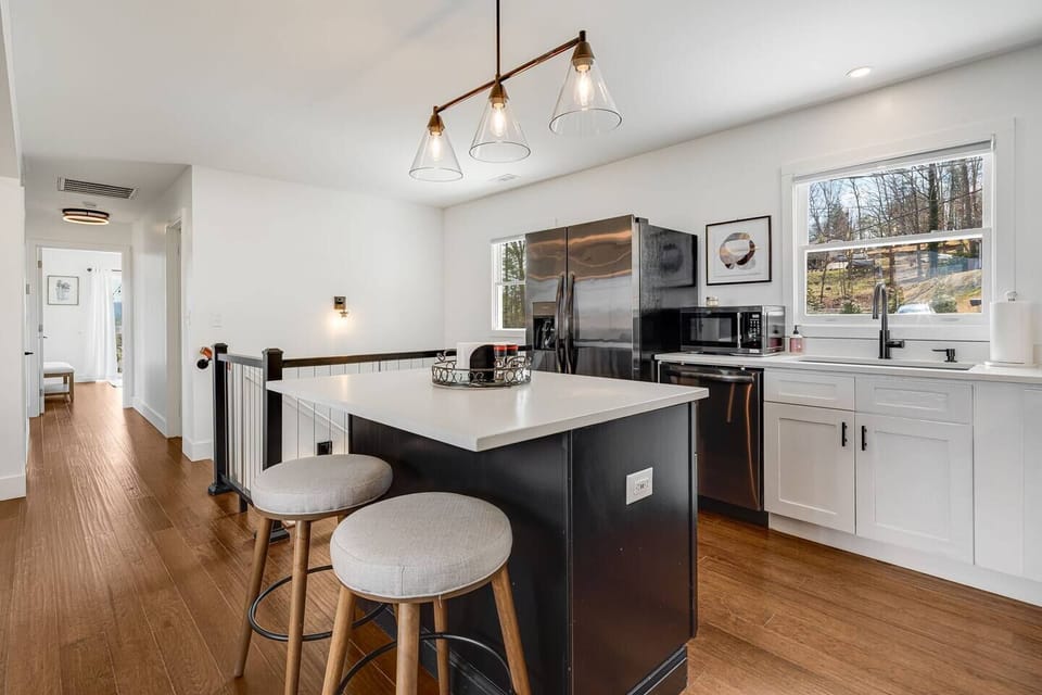 🍳 Modern Kitchen | Bright & Functional
Cook with ease in this stylish kitchen featuring sleek appliances 🧊, a spacious island with seating 🍽️, and plenty of natural light ☀️. Perfect for preparing meals, morning coffee ☕, and gathering with family and 