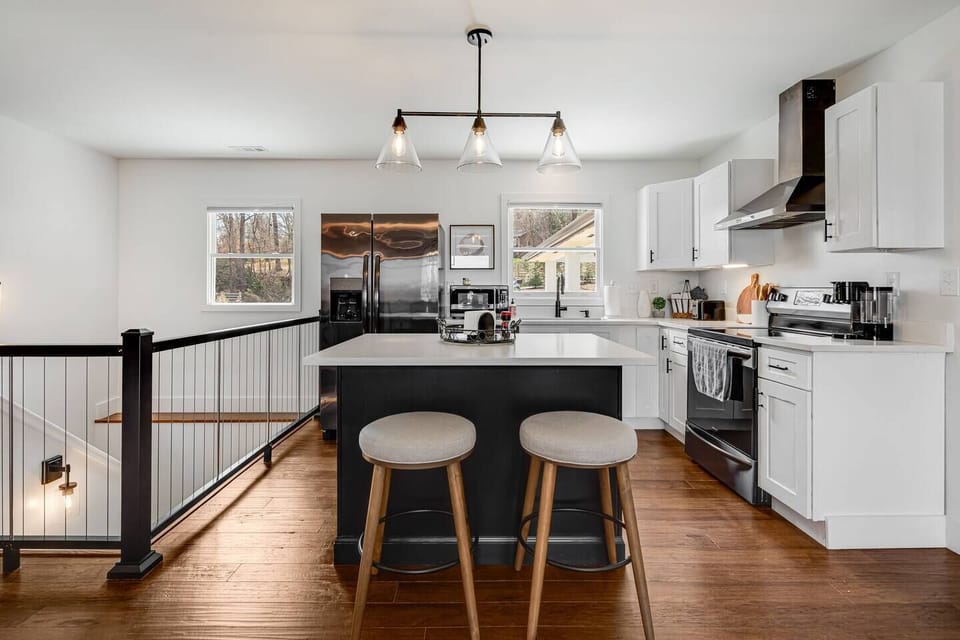 🍳 Enjoy this open & stylish kitchen with sleek appliances 🧊, spacious island seating 🍽️, and modern finishes. Natural light ☀️ fills the space, perfect for cooking, coffee ☕, and gathering with family and friends. ✨