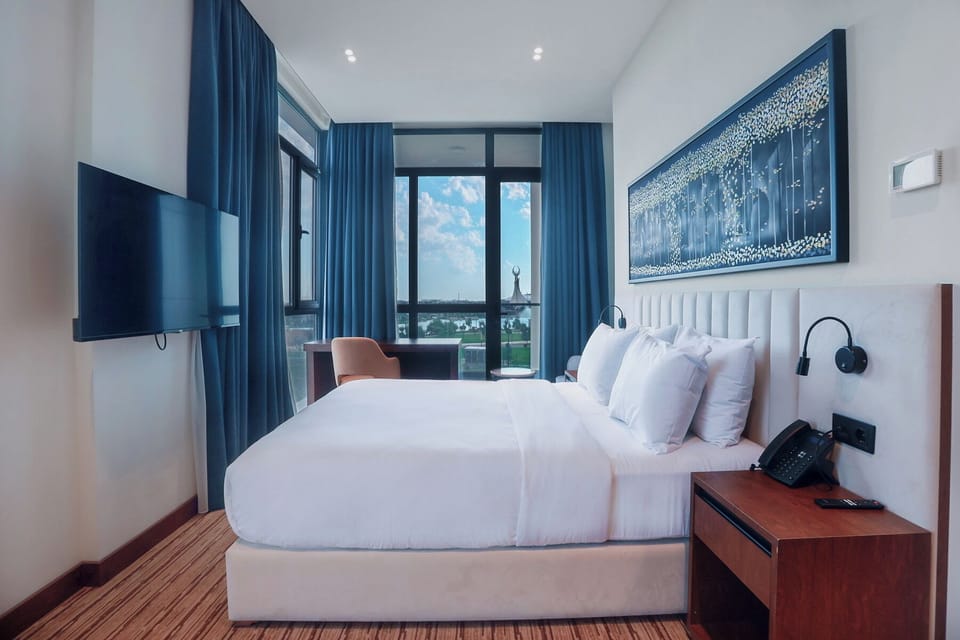 Room, 1 King Bed, Balcony | Minibar, in-room safe, laptop workspace, blackout drapes