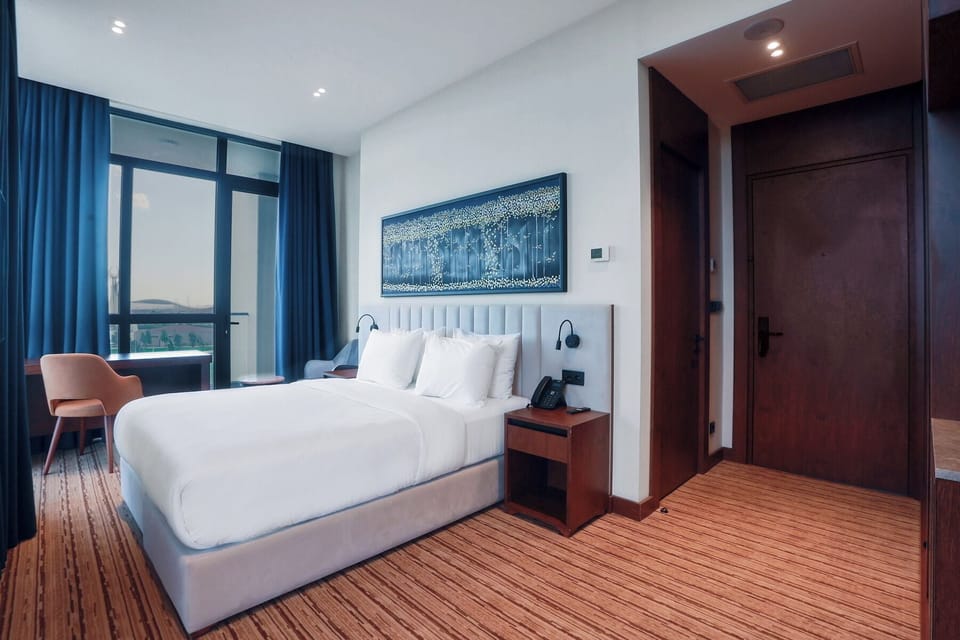 Room, 1 King Bed, Balcony | Minibar, in-room safe, laptop workspace, blackout drapes