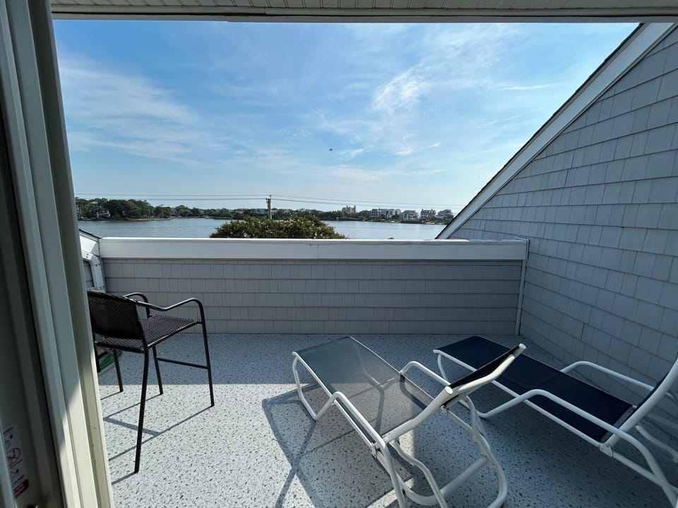 Expansive views of Silver Lake!