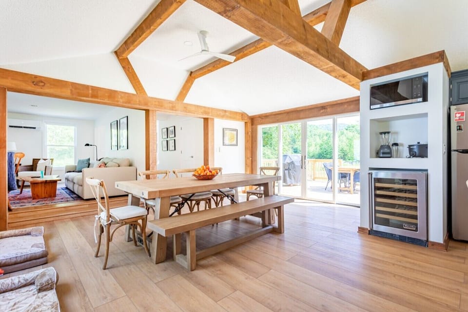 Beautiful airy and spacious open floor plan, perfect for gathering