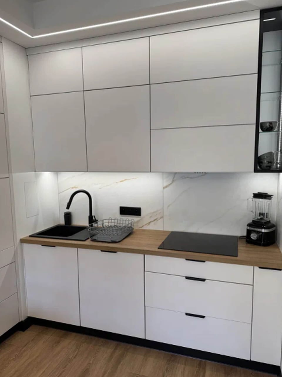 Comfort Apartment, City View | Private kitchen | Full-size fridge, microwave, oven, stovetop