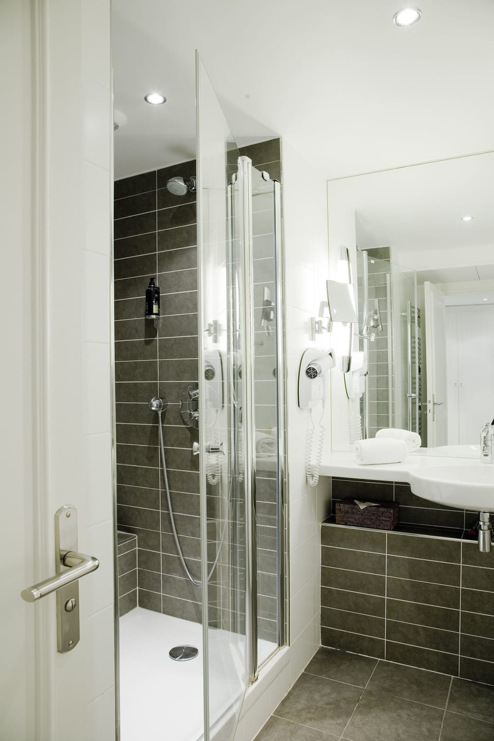Luxury Room | Bathroom | Combined shower/tub, free toiletries, hair dryer, towels
