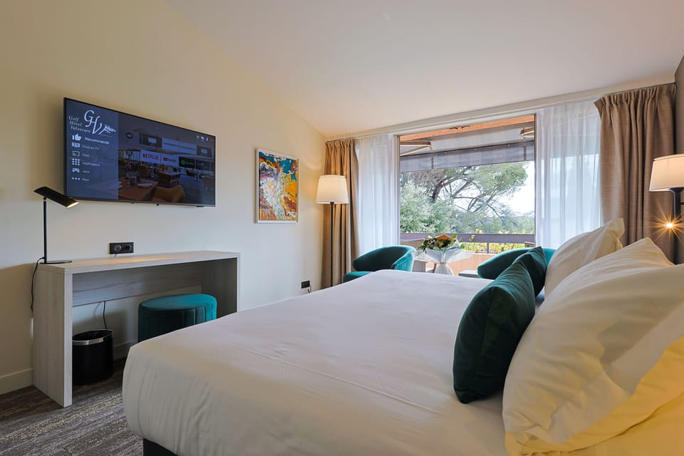 Standard Room | Premium bedding, minibar, in-room safe, individually decorated