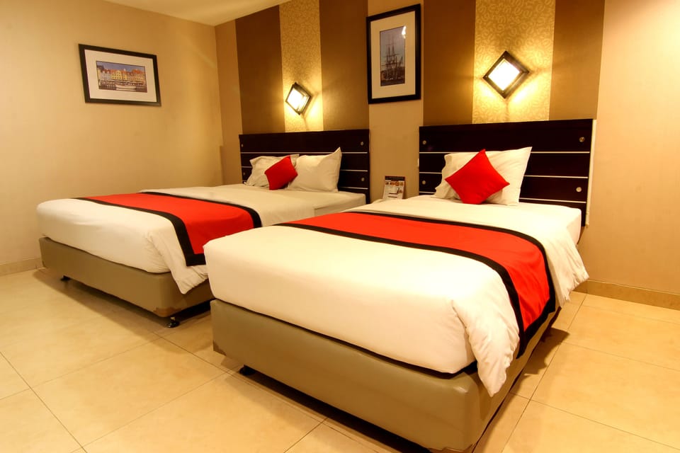 Family Room | Desk, laptop workspace, free WiFi