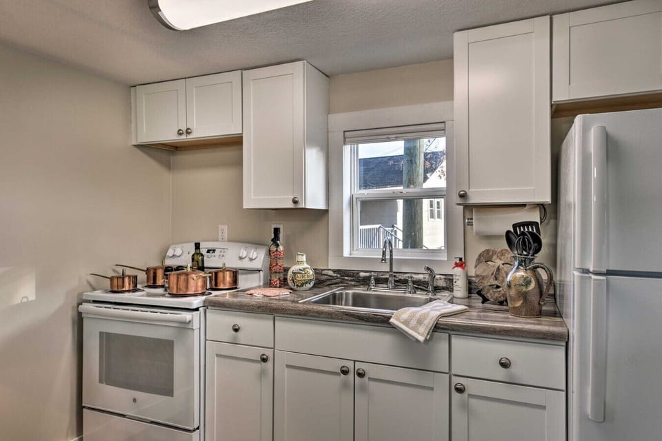 Kitchenette | Window Over Sink | Full Appliance Suite