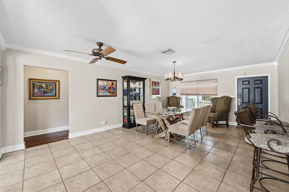 Dining room seating