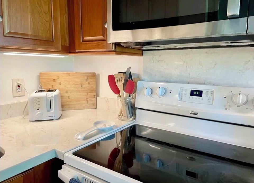 Full kitchen / everything you need to cook meals at home 