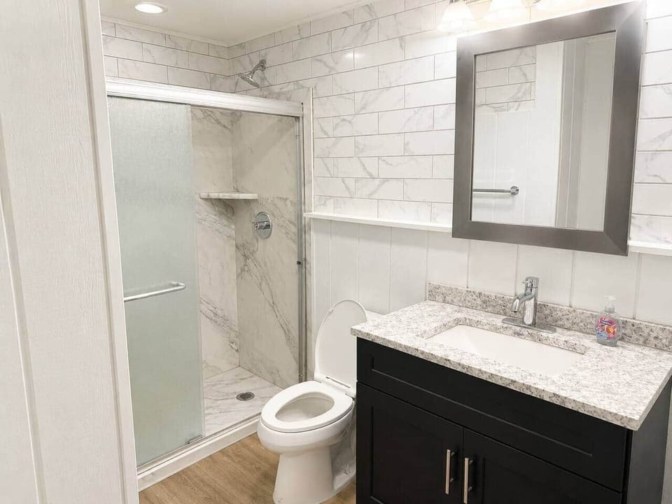 Bathrooom - shower and plenty of towels