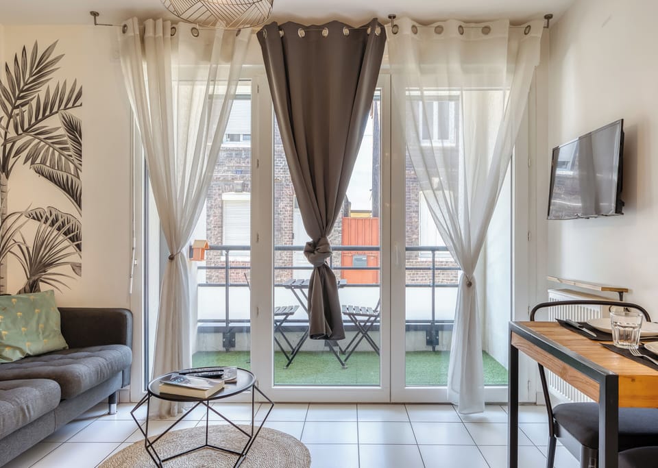 Salon confortable avec accès au balcon