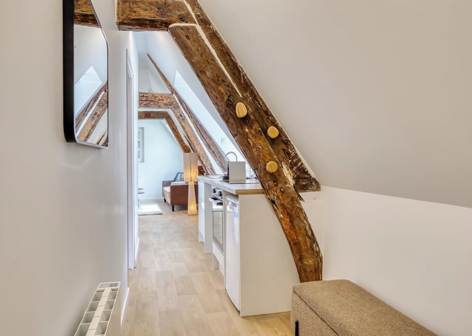 Couloir sous les toits avec poutres apparentes