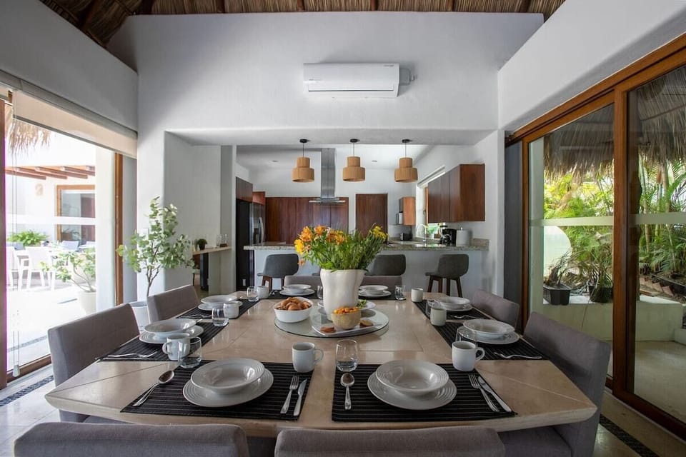 Apartment, 4 Bedrooms, Balcony, Sea View | Dining