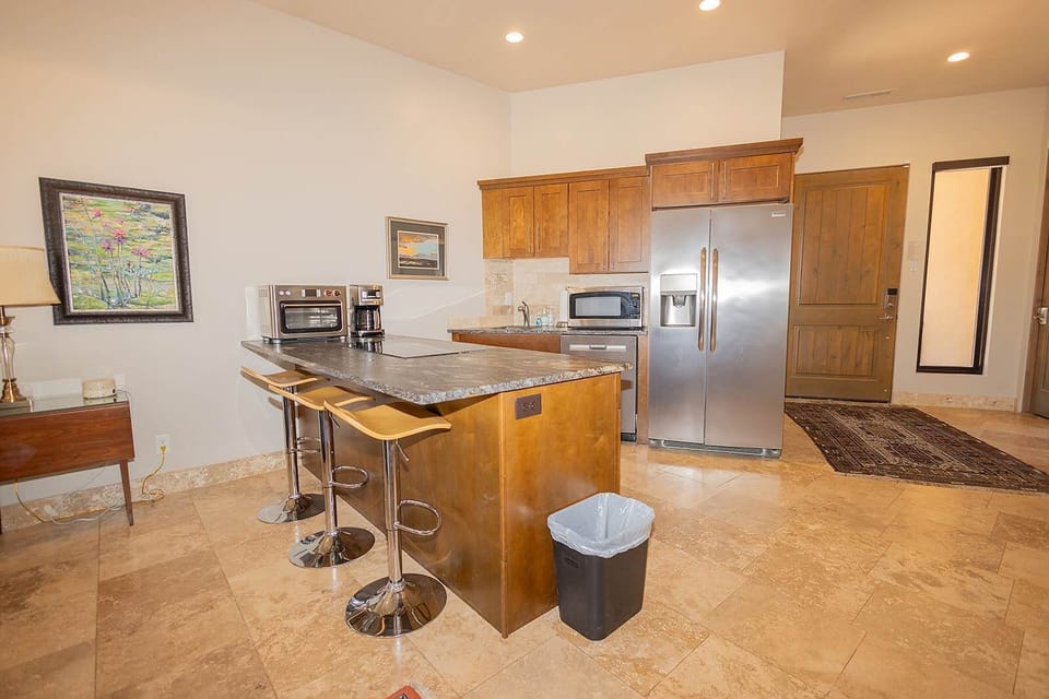 Queen Suite Kitchen