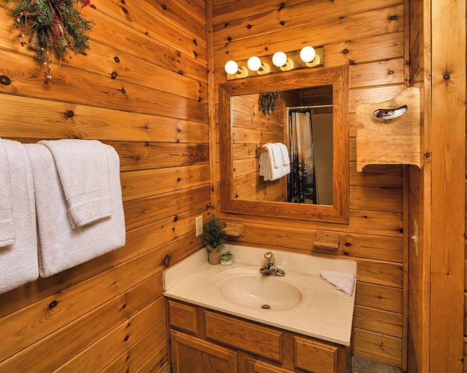 Full Bathroom | Conveniently Designed for Families and Groups