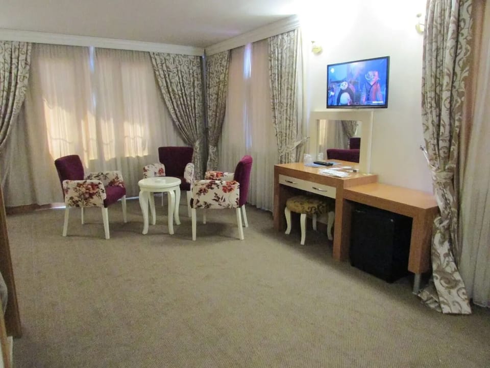 Deluxe Suite, Mountain View | Premium bedding, in-room safe, desk, bed sheets