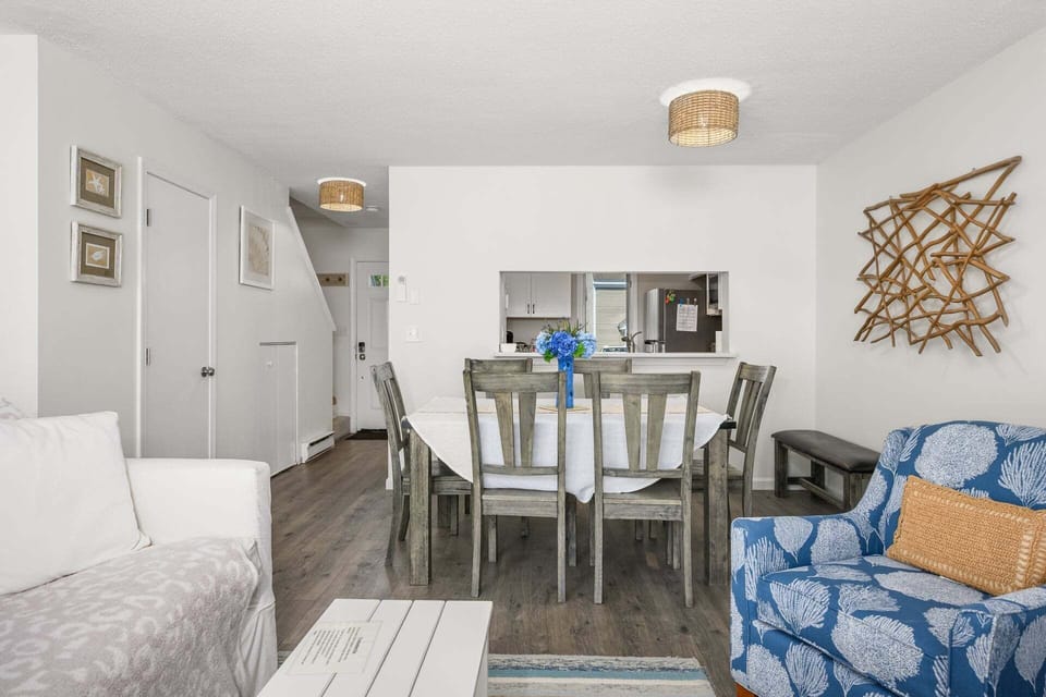 Dining area with seating for 6