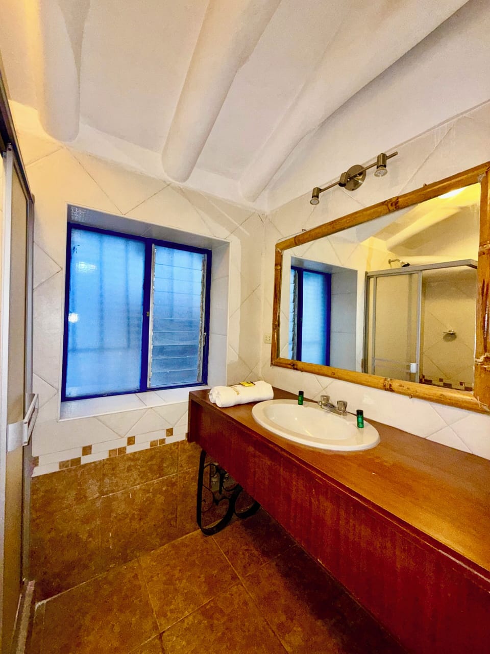 Double Room | Bathroom | Towels, soap, shampoo, toilet paper