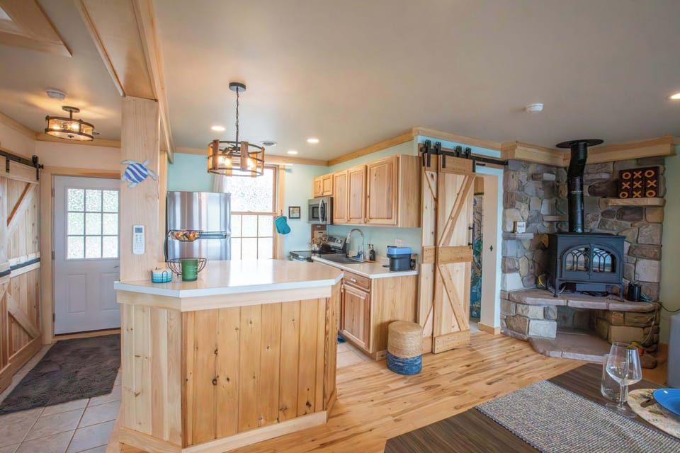 Front hallway / fully equiped kitchen / bathroom
