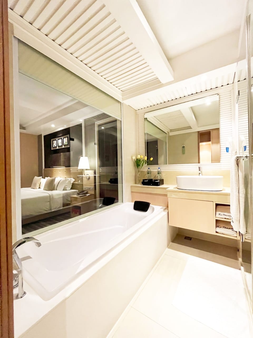 Junior Suite | Bathroom | Free toiletries, hair dryer, bathrobes, slippers