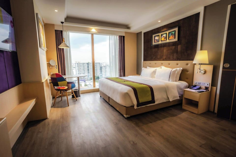 Deluxe Room Hard Floor | Living area | 40-inch flat-screen TV with satellite channels, TV