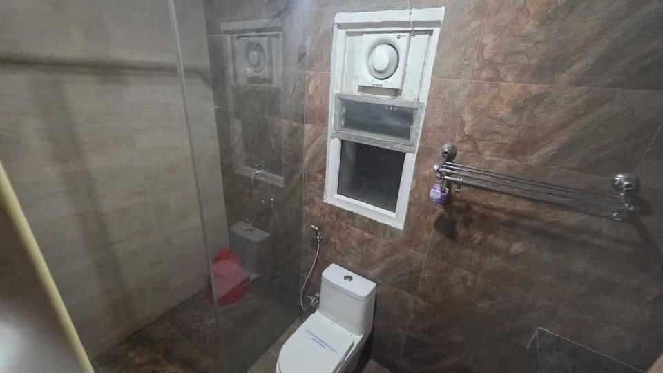 Executive Room | Bathroom | Shower, rainfall showerhead, towels, soap