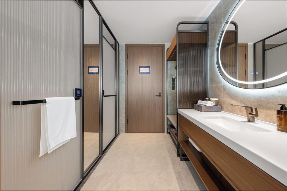Comfort Single Room, 1 King Bed, Non Smoking, Housekeeping | Premium bedding, minibar (free items), in-room safe, desk