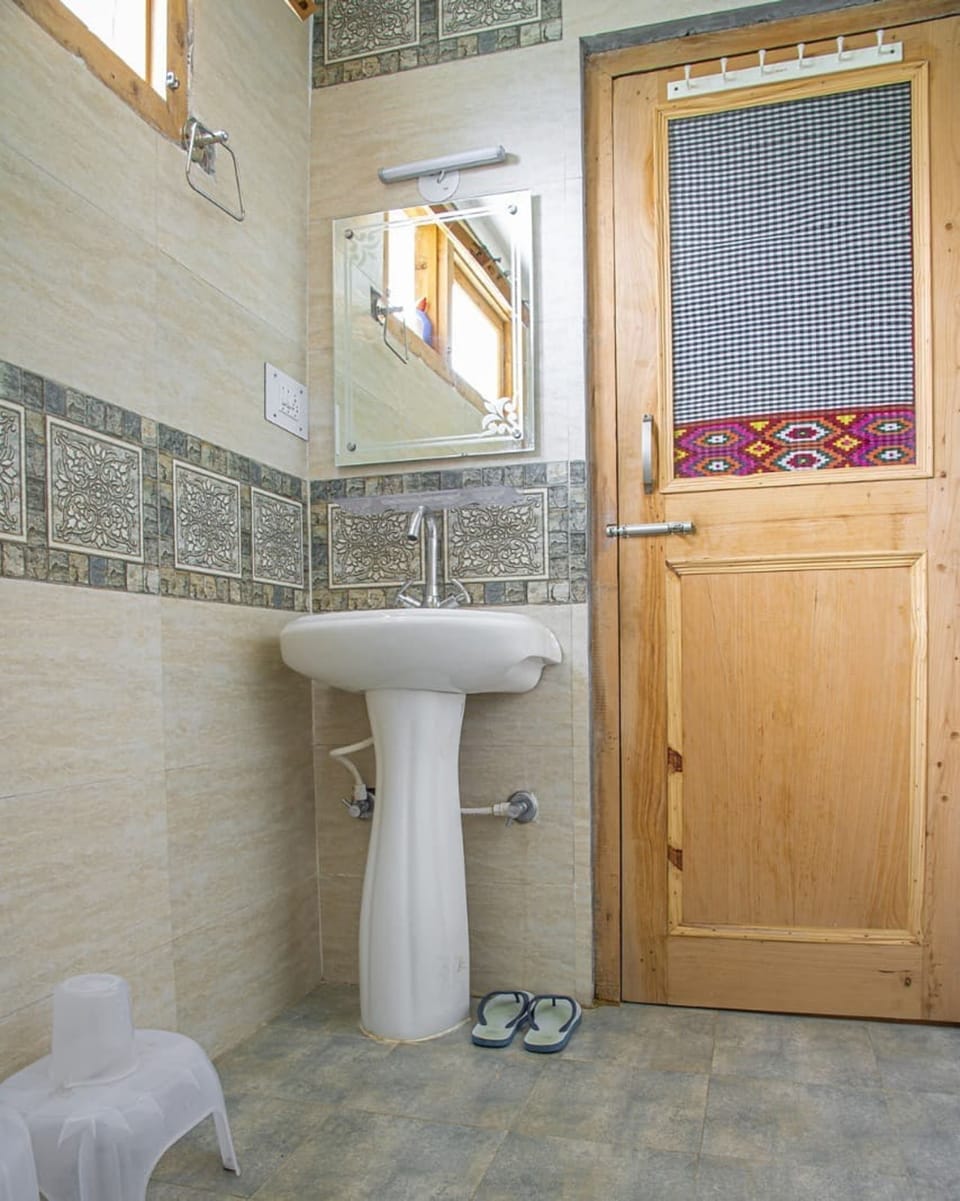 Deluxe Room | Bathroom | Shower, free toiletries, soap