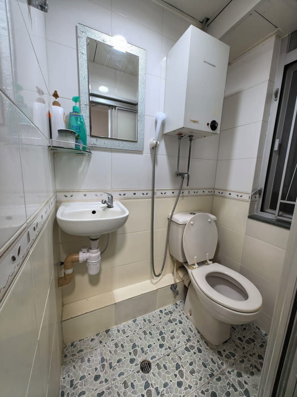 Economy Twin Room, City View | Bathroom | Hair dryer, towels, shampoo, toilet paper