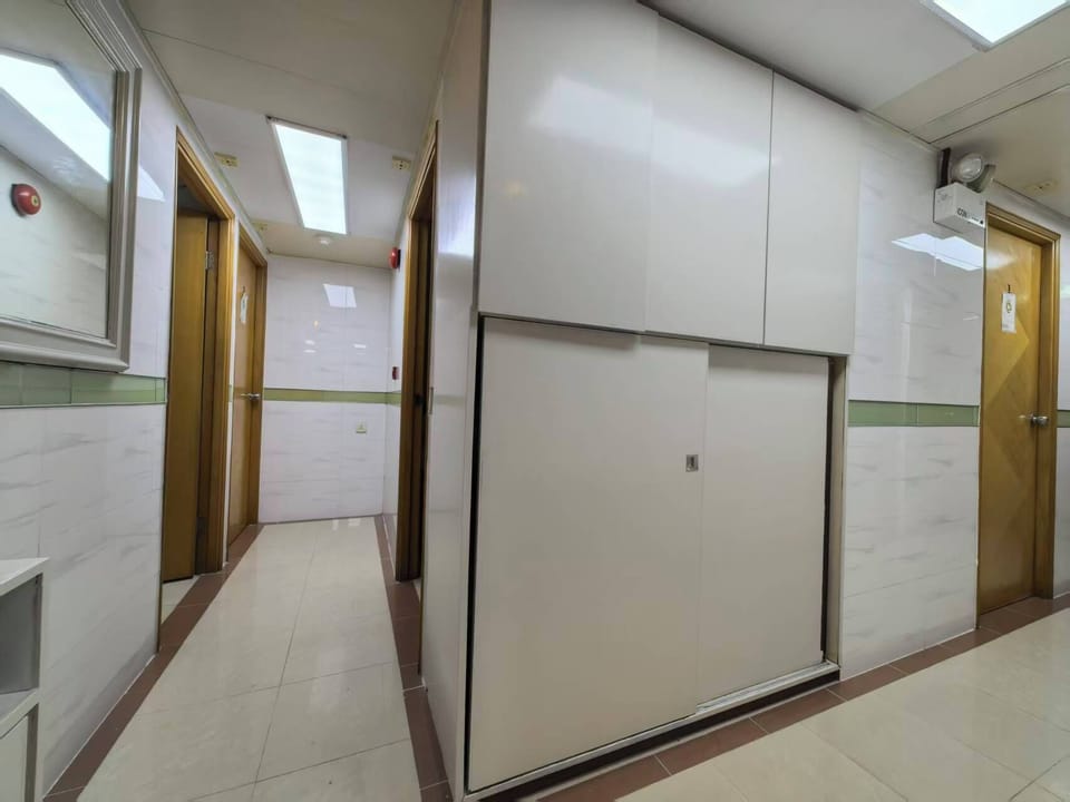 Economy Twin Room, City View | Interior